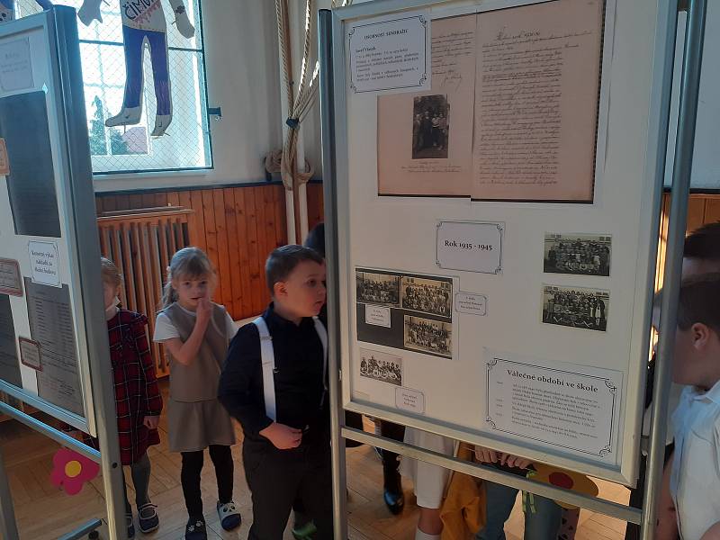 Z oslavy 100. výročí otevření Základní školy v Sendražicích.