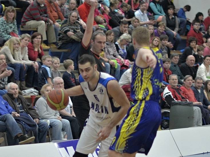 Z utkání BC Geosan Kolín - BK Opava (94:85).