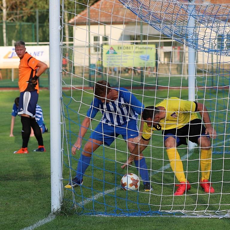 Z utkání Pečky - Liblice (2:1).