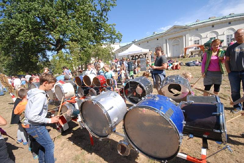 Festival Kefír se přesunul k zámku Kačina