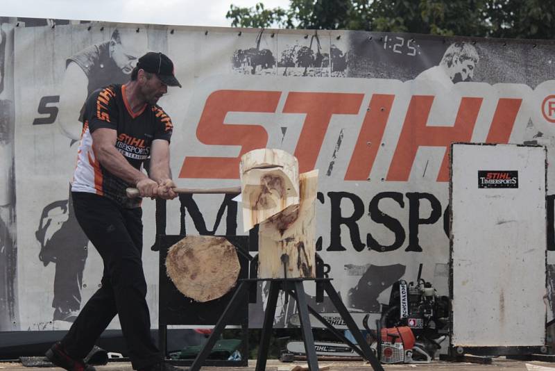 Nedělní odpoledne ve Viticích zpestřil Timbersports.