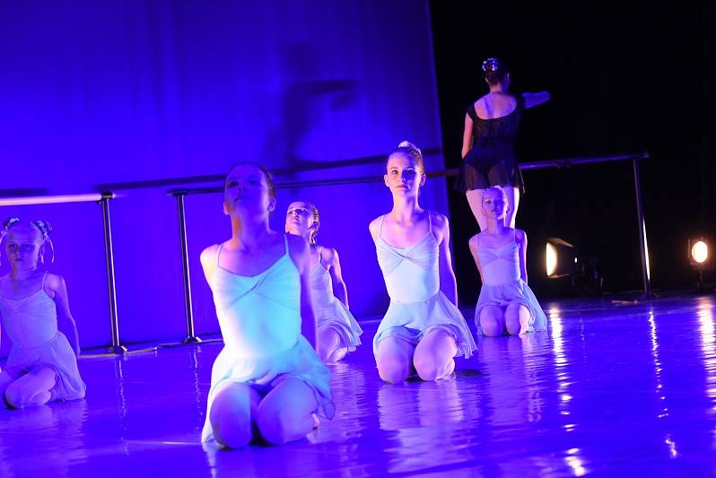 Celkem pětadvacet tanečních programových bodů měl Galavečer tanečních oborů Základní umělecké školy Františka Kmocha v Kolíně, který se uskutečnil v pátek v Městském divadle.