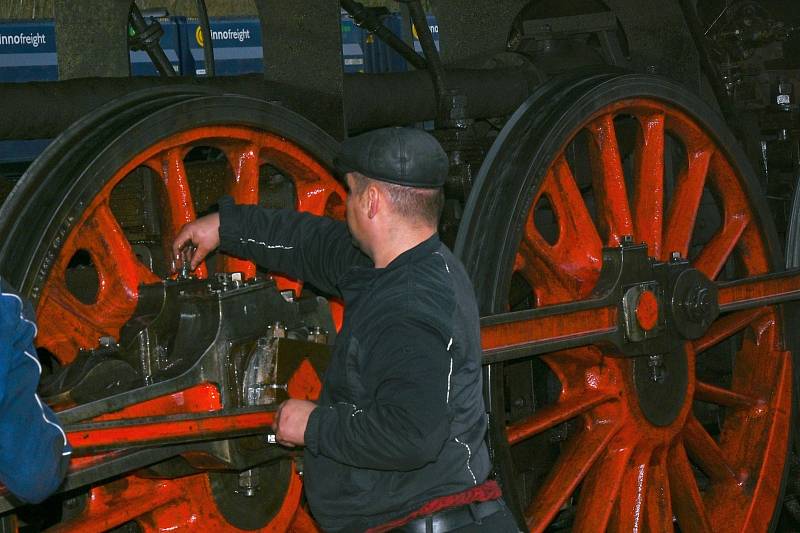 Ze zastávky parní lokomotivy 475.101 'Šlechtičny' na nádraží v Řečanech nad Labem.