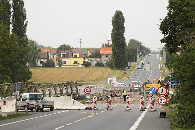 Přeložka na silnici I/12 kvůli rekonstrukci mostu u Přistoupimi a Českého Brodu.