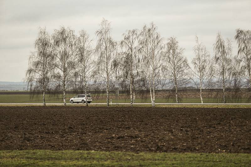 Kudy by měla vést vysokorychlostní trať? Okolím křižovatky na silnici I/12 mezi obcemi Chotouň a Třebovle.