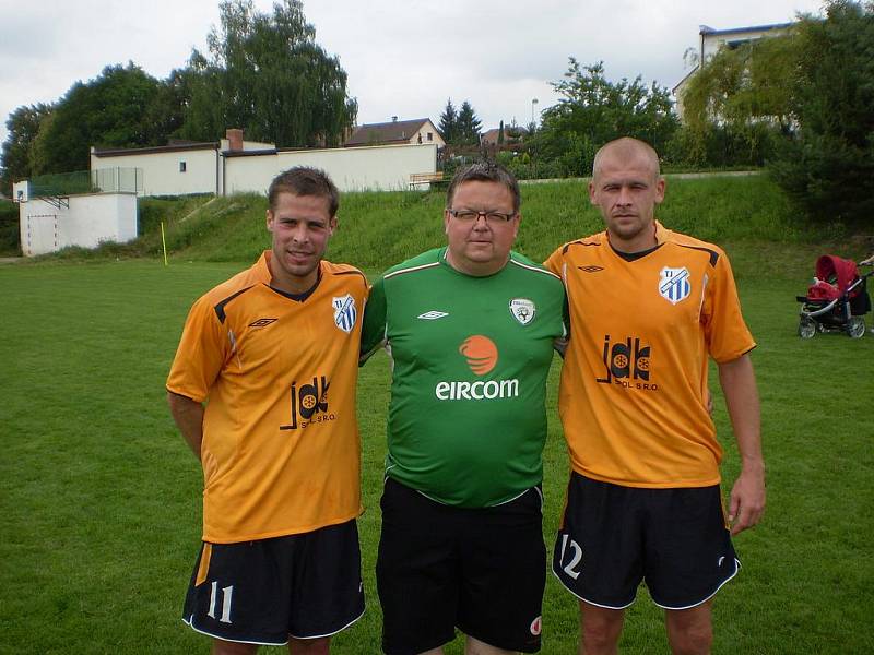 Hlavní pořadatel turnaje v Polepech Víťa Brom (uprostřed) s Radkem Šírlem (vlevo) a Lukášem Hartigem.