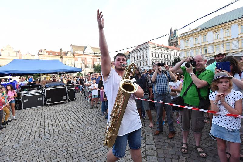 Kolínské kulturní léto: z koncertu Lazy Brass, Pokáče a Migu 21 na Karlově náměstí v Kolíně.