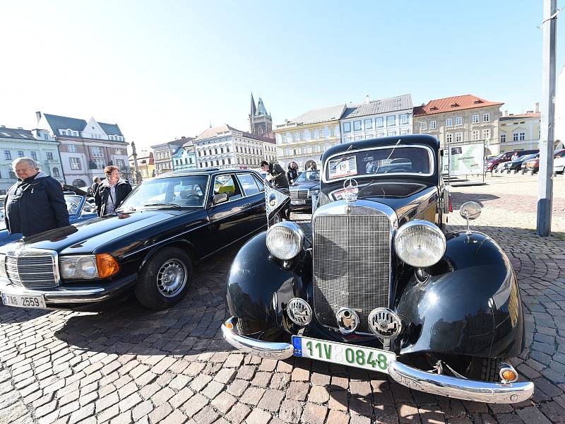 Kolínské Karlovo náměstí zaplnily automobily značky Mercedes – Benz