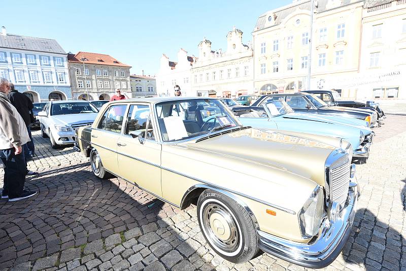 Kolínské Karlovo náměstí zaplnily automobily značky Mercedes – Benz