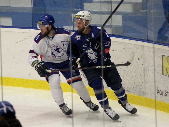 Jan Stehlík (v modrém) bude nově sportovním manažerem kolínského hokejového klubu