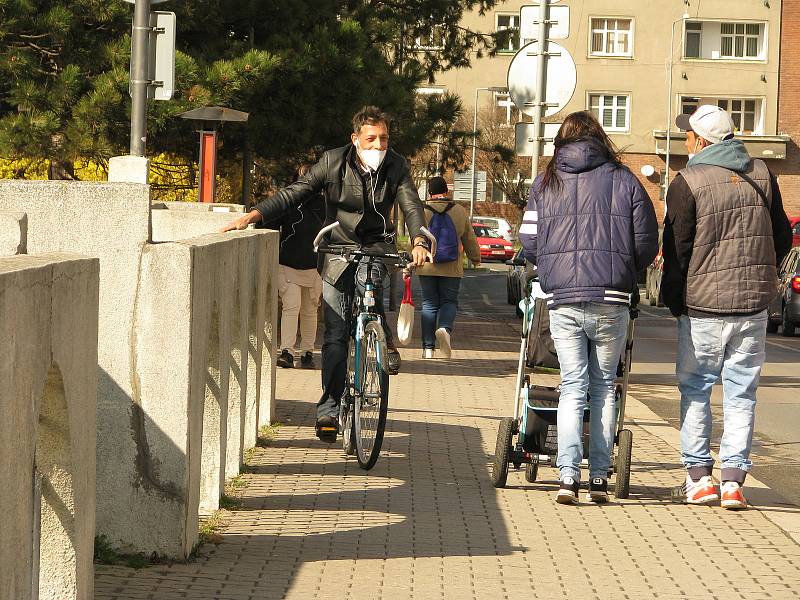 Aprílové počasí v ulicích Kolína. Chce to sluneční brýle, ale zároveň i šálu a rukavice.