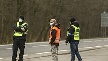 Kontrolní stanoviště policie na odpočívadle mezi obcemi Újezd nad Lesy a Úvaly na silnici I/12.