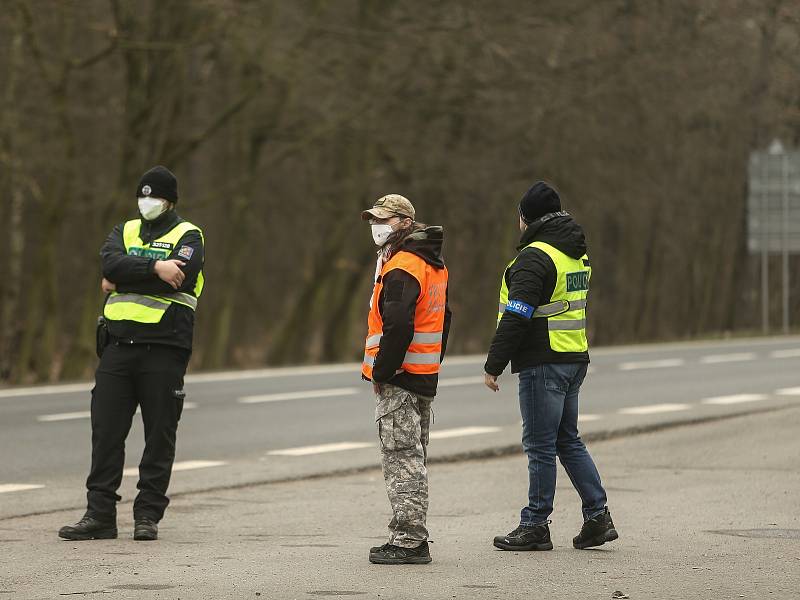 Kontrolní stanoviště policie na odpočívadle mezi obcemi Újezd nad Lesy a Úvaly na silnici I/12.