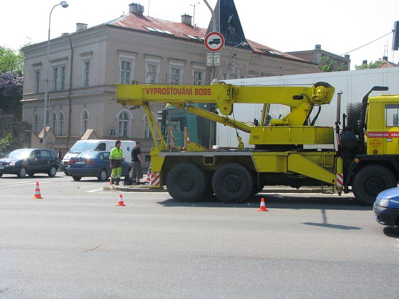 Dopravní nehoda na kraji nového mostu v Kolíně, 30.4.2009