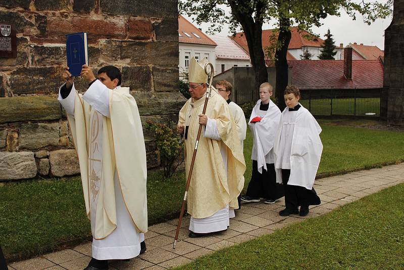 Kardinál posvětil novou vlajku města Český Brod.