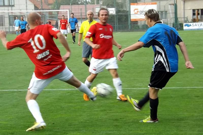 Z derby utkání v I. A třídě Velim - Červené Pečky (1:1).