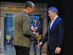 Daniel Radovesnický přebírá cenu od místostarosty Michaela Kašpara (vlevo).