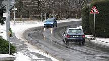 Se zvýšenou opatrností byly silnice na Kolínsku po úterní sněhové nadílce sjízdné, ošetřené chemickým posypem.