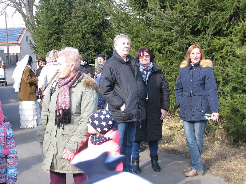 Několik desítek masek čítal veselý masopustní průvod, který letos pod taktovkou Spolku pro Tatce prošel celou obcí.