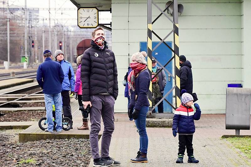 Ze zastávky parní lokomotivy 475.101 'Šlechtičny' na nádraží v Řečanech nad Labem.