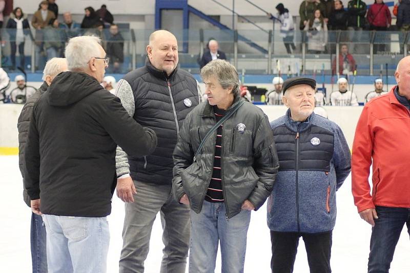 Z exhibičního utkání hokejových legend v Kolíně. Domácí nastoupili proti reprezentaci veteránů