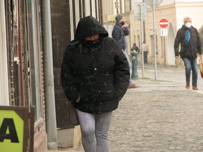 Aprílové počasí v ulicích Kolína. Chce to sluneční brýle, ale zároveň i šálu a rukavice.