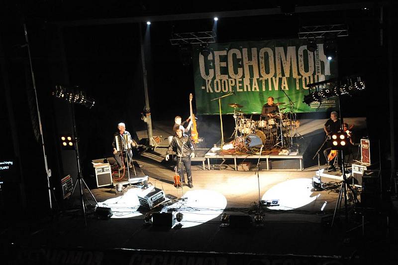 Až první únorové úterý a středu letošního roku se v kolínském Městském divadle dvakrát beznadějně zaplnilo celé hlediště a Čechomor svým fanoušků předestřel svůj tradiční folklórní bigbít. 
