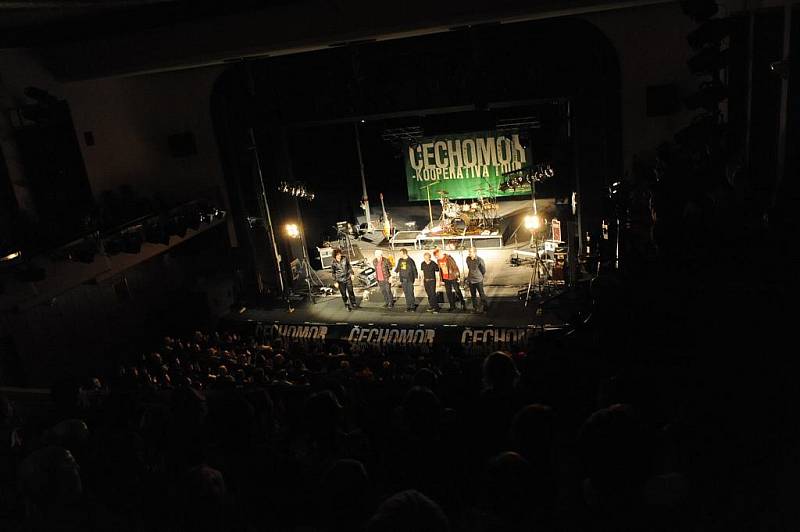 Až první únorové úterý a středu letošního roku se v kolínském Městském divadle dvakrát beznadějně zaplnilo celé hlediště a Čechomor svým fanoušků předestřel svůj tradiční folklórní bigbít. 