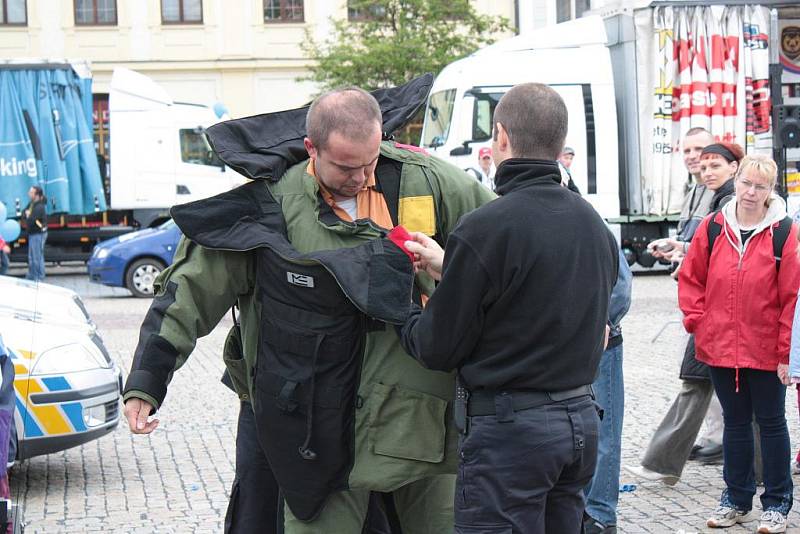 Den záchranářů na kolínském náměstí a letišti