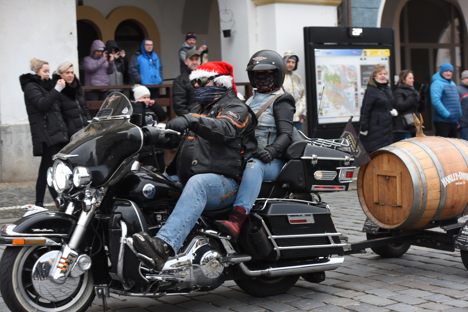 Karlovo náměstí zaplnily o Štědrém dnu motorky všech kubatur - Nymburský  deník