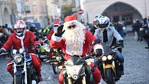 Již po osmnácté letos kolínští motorkáři říkající si Verbež kolínská uspořádali štědrovečerní vyjížďku s tradičním cílem u vánočního stromu na kolínském Karlově náměstí.