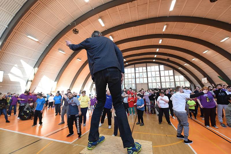 Z Her pro radost ve sportovní hale Střední odborné školy stavební v Kolíně.