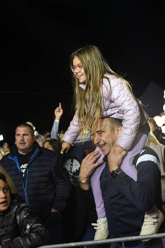 Z koncertu zpěváka Michala Davida u zimního stadionu v Kolíně.