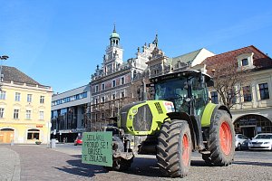 Jeden z traktorů zaparkoval přímo na Karlově náměstí v Kolíně.
