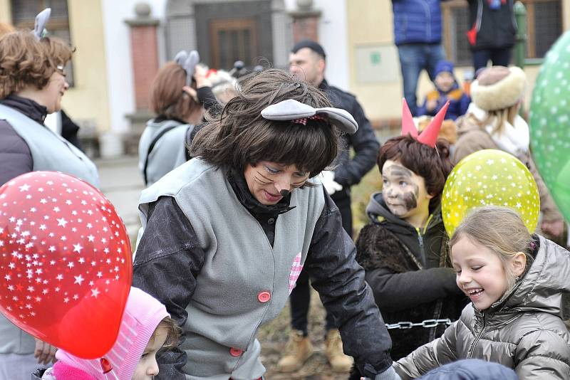 Tradiční průvod masek okořeněný zábavným programem prošel i touto obcí.