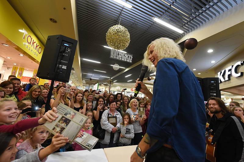 Richard Krajčo doprovodil autogramiádu k partnerčině a své knize i písničkami.