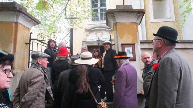 Z výletu cyklistů na historických kolech v Žehuni.