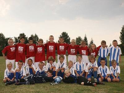 Přes dvacet malých fotbalistů si užívá léta na táborovém soustředění v Posázaví.