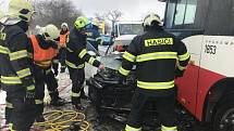 K nehodě osobního vozidla a autobusu na Kolínsku letěl vrtulník.