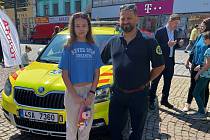 Mladá dívka přišla v rámci Dne záchranářů na Karlově náměstí v Kolíně poděkovat lékaři za záchranu.