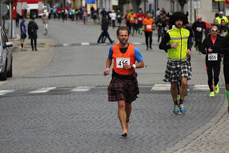 Tradičního běhu v Pečkách se účastní běžci různých věkových kategorií.