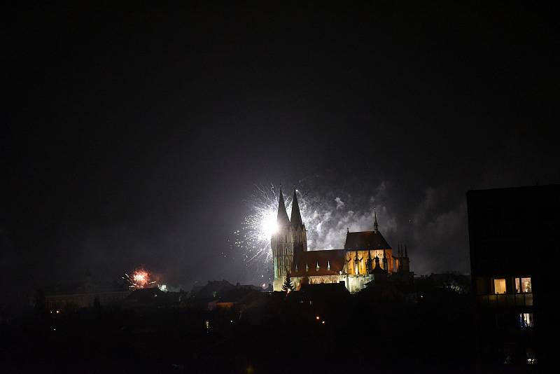 Ohňostroj oblékl kolínský chrám do barevného světelného deště.