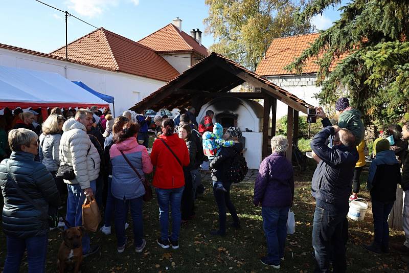 Z pečení chleba ve Štolmíři 23. října 2021.