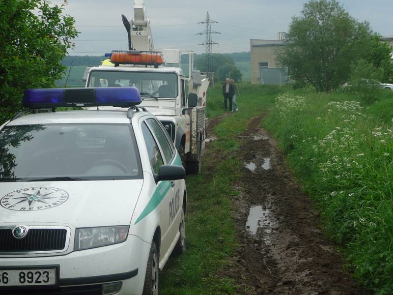 U obce Štolmíř vylezl muž na sloup vysokého napětí. 