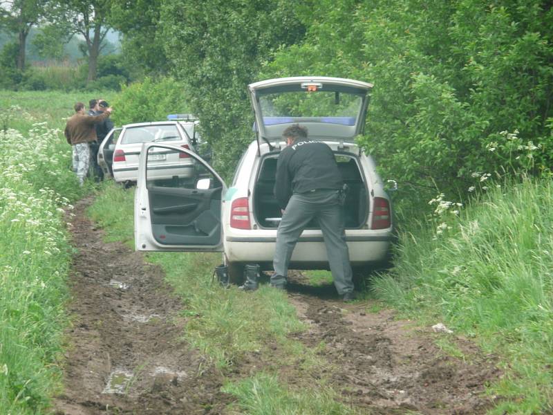 U obce Štolmíř vylezl muž na sloup vysokého napětí. 