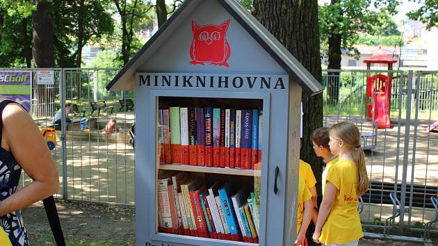 Slavnostní otevření první venkovní miniknihovny v Kolíně na Kmochově ostrově