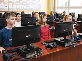 Žáci v počítačové učebně Základní školy T. G. Masaryka ve Velimi.