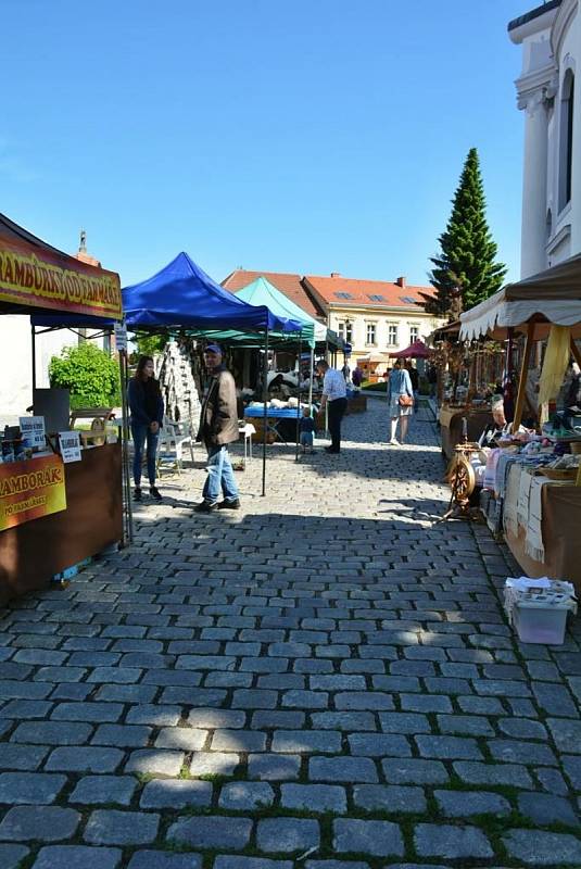 Farmářský trh na náměstí Arnošta z Pardubic v Českém Brodě.