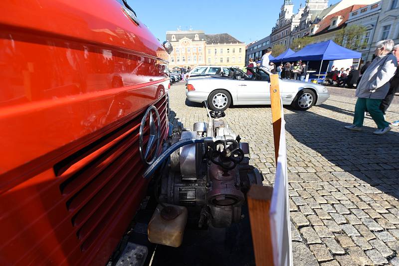 Kolínské Karlovo náměstí zaplnily automobily značky Mercedes – Benz