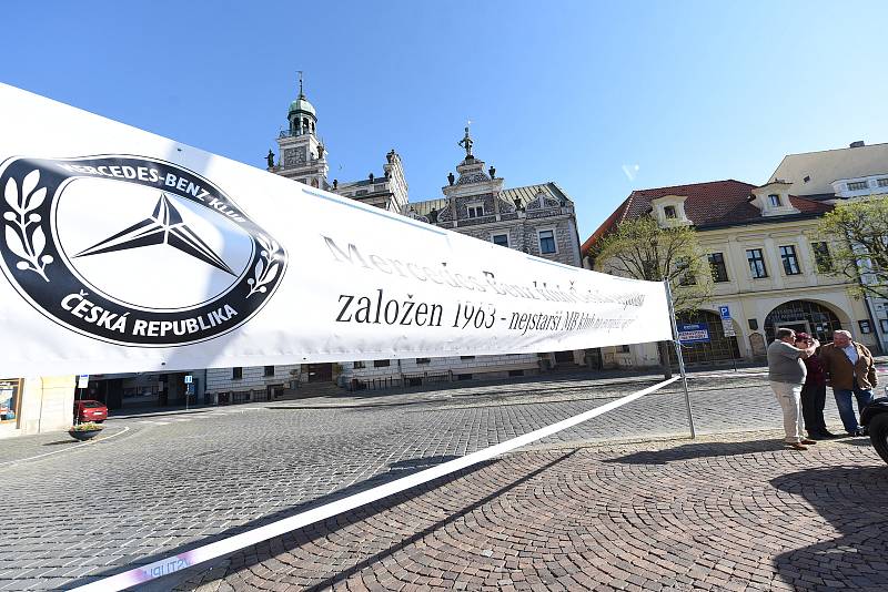 Kolínské Karlovo náměstí zaplnily automobily značky Mercedes – Benz